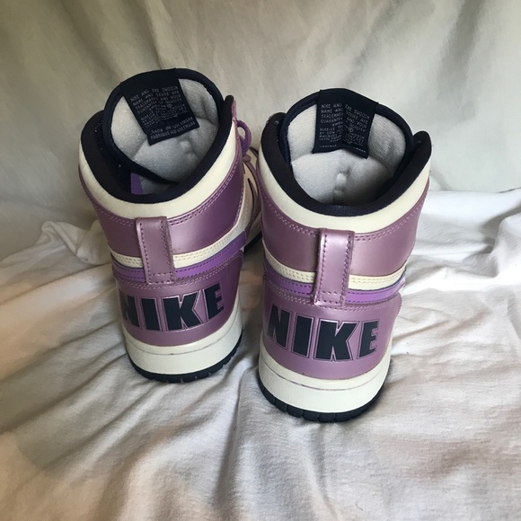 Women’s Nikes - Picture 3 of 6